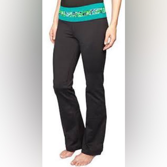 Kirkland Signature reversible yoga flare leg pants small regular - Picture 8 of 8